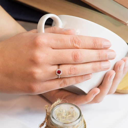 Pierścionek zaręczynowy SAVICKI: białe złoto, rubin